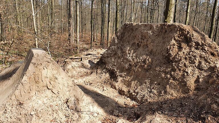 Mehrere künstliche Aufschüttungen im Wald wurden von Mountainbikern zurückgebaut.