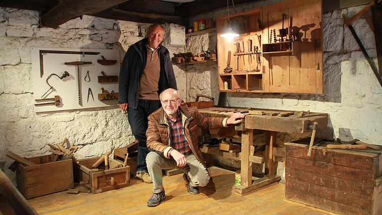 Werner Kühnlein (stehend) und Albin Weiglein haben im Karlstadter Katzenturm unter anderem diese Schreinerwerkstatt eingerichtet.