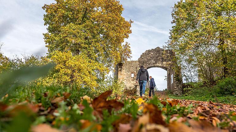 Auf dem 7,5 Kilometer langen Erlebnispfad geht es hinauf zur Burgruine Bramberg. Die Ruine befindet sich auf dem Gipfel eines erloschenen Vulkankegels nordwestlich von dem Dorf Bramberg.