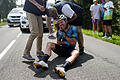Tour de France 2023.jpeg       -  Mark Cavendish verzerrt das Gesicht vor Schmerz, während er auf der Straße sitzt und nach einem Sturz medizinische Hilfe erhält.