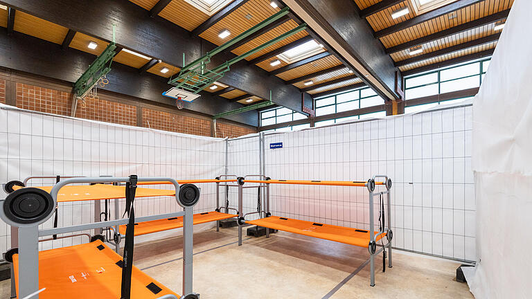 Die Notunterkunft in der Erwin-Ammann-Halle wurde am Wochenende eingerichtet: Wie leben die Geflüchteten in Zukunftdort? Ein Besuch vor Ort.