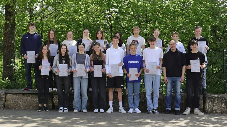 Gruppenbild der Urkundenverleihung. Gruppenbild der Urkundenverleihung.