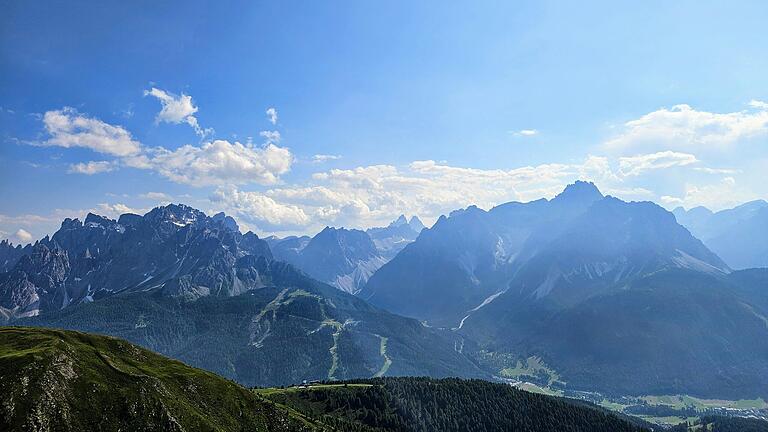 Blick vom Karnischen Höhenweg auf die Sextener Dolomiten Blick vom Karnischen Höhenweg auf die Sextener Dolomiten