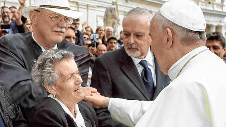 Sennfelds Bürgermeister hat dem Papst die Hand geschüttelt - (ngo) Persönlich hat Sennfelds Bürgermeister Emil Heinemann Papst Franziskus die Hand geschüttelt. Auf Einladung von Monsignore Matthias Türk, im Vatikan zuständig für die Einheit der Christen, hatte er mit den Altbürgermeistern Hans Fischer (Schwebheim), Traudl Epp (Grettstadt), Ruth-Hanna Gube (Geldersheim), Klaus Katzenberger (Üchtelhausen) und dem ehemaligen Polizeidirektor Jürgen Karl an einer Papstaudienz teilgenommen. Vor rund 70 000 Besuchern auf dem Petersplatz begrüßte Papst Franziskus die Delegation aus Bayern. Nach einer Andacht hatten Bürgermeister Heinemann und Altbürgermeisterin Traudl Epp dann die einmalige Gelegenheit zu einem Austausch mit dem Heiligen Vater. Heinemann überbrachte die Grüße des Bayerischen Gemeindetags. Papst Franziskus habe den bayerischen Kommunen eine gedeihliche Entwicklung und ihren Bürgermeistern Gottes Segen gewünscht, berichtet Heinemann. Im Anschluss hatte die Delegation aus dem Landkreis Schweinfurt noch die Möglichkeit zu einer Unterhaltung mit dem Kurienerzbischof Georg Gänswein, Präfekt des Päpstlichen Hauses. Ein weiterer Höhepunkt war der Besuch der päpstlichen Schweizergarde. Heinemann überreichte dem Kommandanten, Oberst Christoph Graf, eine vom Polizeipräsidium Unterfranken überlassene Polizeimütze sowie eine Chronik des ehemals freien Reichsdorfes Sennfeld. Heinemann erinnerte daran, dass im Markgräflerkrieg im Jahr 1553 im ehemaligen freien Reichsdorf auch Schweizer Truppen einquartiert waren und nach ihnen die Schweizerstraße benannt ist. Sennfelds Bürgermeister hat dem Papst die Hand geschüttelt - (ngo) Persönlich hat Sennfelds Bürgermeister Emil Heinemann Papst Franziskus die Hand geschüttelt. Auf Einladung von Monsignore Matthias Türk, im Vatikan zuständig für die Einheit der Christen, hatte er mit den Altbürgermeistern Hans Fischer (Schwebheim), Traudl Epp (Grettstadt), Ruth-Hanna Gube (Geldersheim), Klaus Katzenberger (Üchtelhausen) und dem ehemaligen Polizeidirektor Jürgen Karl an einer Papstaudienz teilgenommen. Vor rund 70 000 Besuchern auf dem Petersplatz begrüßte Papst Franziskus die Delegation aus Bayern. Nach einer Andacht hatten Bürgermeister Heinemann und Altbürgermeisterin Traudl Epp dann die einmalige Gelegenheit zu einem Austausch mit dem Heiligen Vater. Heinemann überbrachte die Grüße des Bayerischen Gemeindetags. Papst Franziskus habe den bayerischen Kommunen eine gedeihliche Entwicklung und ihren Bürgermeistern Gottes Segen gewünscht, berichtet Heinemann. Im Anschluss hatte die Delegation aus dem Landkreis Schweinfurt noch die Möglichkeit zu einer Unterhaltung mit dem Kurienerzbischof Georg Gänswein, Präfekt des Päpstlichen Hauses. Ein weiterer Höhepunkt war der Besuch der päpstlichen Schweizergarde. Heinemann überreichte dem Kommandanten, Oberst Christoph Graf, eine vom Polizeipräsidium Unterfranken überlassene Polizeimütze sowie eine Chronik des ehemals freien Reichsdorfes Sennfeld. Heinemann erinnerte daran, dass im Markgräflerkrieg im Jahr 1553 im ehemaligen freien Reichsdorf auch Schweizer Truppen einquartiert waren und nach ihnen die Schweizerstraße benannt ist.