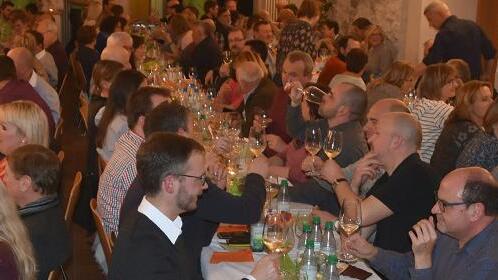 Volles Haus bei der Kleinochsenfurter Jungweinprobe       -  Im Verlauf der Kleinochsenfurter Jungweinprobe, durch die Franz Keller aus Ramsthal führte,  kam das Publikum in den Genuss von 18 Weinen der Lage &bdquo;Kleinochsenfurter Herrenberg&ldquo;.  Wie schon in den Vorjahren, hatte auch der aktuelle Jahrgang 2016 wieder etwas für jeden Geschmack zu bieten. Ein Höhepunkt des Abends &ndash; wenn auch ein wehmütiger für den Winzerverein Kleinochsenfurt &ndash; war die Abkrönung der Kleinochsenfurter Weinprinzessin Marina I., die nach vier Jahre das Amt abgibt.   Foto: FLORIAN PFLÜGER