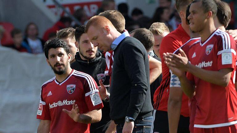 Wehmütig - Trainer Maik Walpurgis (M) geht mit dem FC Ingolstadt in das letzte Erstligaspiel vor dem Abstieg. Foto: Stefan Puchner Wehmütig - Trainer Maik Walpurgis (M) geht mit dem FC Ingolstadt in das letzte Erstligaspiel vor dem Abstieg. Foto: Stefan Puchner