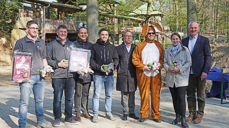 Im Bild von links: Maurermeister Nino Silvestro, Maurermeister Peter Götz, Florian Dittert, Vorsitzender Förderverein Freunde des Wildpark, Beisitzer Marius Ludwig, Baureferent Ralf Brettin, Osterhase Torsten Ott (Kassier im Förderverein), Schriftführerin Kristin Dittert und Wildparkleiter Thomas Leier. Im Bild von links: Maurermeister Nino Silvestro, Maurermeister Peter Götz, Florian Dittert, Vorsitzender Förderverein Freunde des Wildpark, Beisitzer Marius Ludwig, Baureferent Ralf Brettin, Osterhase Torsten Ott (Kassier im Förderverein), Schriftführerin Kristin Dittert und Wildparkleiter Thomas Leier.