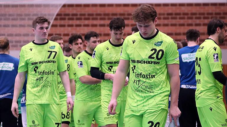 Geschlagen: Die Zweitliga-Handballer der DJK Rimpar Wölfe um Rückkehrer Lukas Siegler (vorne) kassierten gegen den EHV Aue eine 16:19-Niederlage.