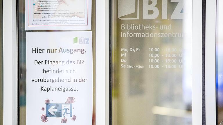 Die Sieben-Tage-Inzidenz im Landkreis Haßberge liegt schon seit einigen Tagen über 200. Zum Schutz vor der weiteren Ausbreitung des Coronavirus gelten strenge Regeln. Bibliotheken und Büchereien gehören zu den wenigen Einrichtungen, die noch öffnen dürfen. Die Sieben-Tage-Inzidenz im Landkreis Haßberge liegt schon seit einigen Tagen über 200. Zum Schutz vor der weiteren Ausbreitung des Coronavirus gelten strenge Regeln. Bibliotheken und Büchereien gehören zu den wenigen Einrichtungen, die noch öffnen dürfen.