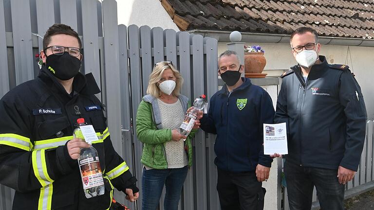Löschwasser gab's diesmal nicht aus dem Schlauch, sondern aus der Mineralwasserflasche. Mit ihrer Aktion macht die Feuerwehr Giebelstadt auf den drohenden Personalnotstand aufmerksam und wirbt um Mitstreiter. Im Bild (von links) der Vorsitzende des Feuerwehrvereins, Patrick Schulze, Anwohnerin Karin Schmidt, Kommandant Michael Kramosch und Kreisbrandmeister Jürgen Fuß. Löschwasser gab's diesmal nicht aus dem Schlauch, sondern aus der Mineralwasserflasche. Mit ihrer Aktion macht die Feuerwehr Giebelstadt auf den drohenden Personalnotstand aufmerksam und wirbt um Mitstreiter. Im Bild (von links) der Vorsitzende des Feuerwehrvereins, Patrick Schulze, Anwohnerin Karin Schmidt, Kommandant Michael Kramosch und Kreisbrandmeister Jürgen Fuß. 