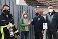 Löschwasser gab's diesmal nicht aus dem Schlauch, sondern aus der Mineralwasserflasche. Mit ihrer Aktion macht die Feuerwehr Giebelstadt auf den drohenden Personalnotstand aufmerksam und wirbt um Mitstreiter. Im Bild (von links) der Vorsitzende des Feuerwehrvereins, Patrick Schulze, Anwohnerin Karin Schmidt, Kommandant Michael Kramosch und Kreisbrandmeister Jürgen Fuß.&nbsp;