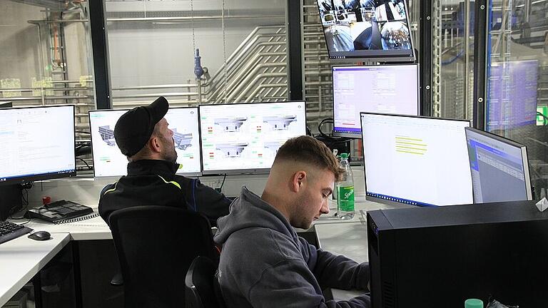 Sebastian Knott hat mit seinem Kollegen insgesamt sechs Bildschirme gleichzeitig im Blick. Im Kommandostand kommt während der Ernte keine Langeweile auf. Sebastian Knott hat mit seinem Kollegen insgesamt sechs Bildschirme gleichzeitig im Blick. Im Kommandostand kommt während der Ernte keine Langeweile auf.