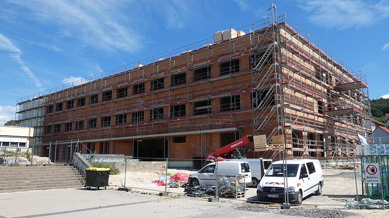 Planmäßig voran geht der Neubau am Friedrich-Rückert-Gymnasium in Ebern. Planmäßig voran geht der Neubau am Friedrich-Rückert-Gymnasium in Ebern.