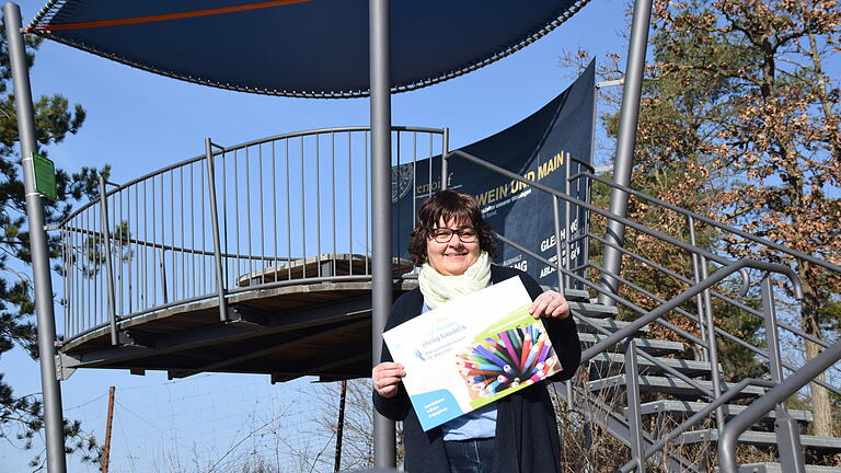 Claudia Amthor, die Pfarrgemeineratsvorsitzende von Stetten, mit einem Plakat zur Pfarrgemeinderatswahl am Terroir F, wo sie in den Sommermonaten mit zwei weiteren Frauen Gottesdienste anbietet. 'Hier erreichen wir vor allem solche Besucher, die nicht in die Kirche gehen würden', freut sie sich über die positive Resonanz. Claudia Amthor, die Pfarrgemeineratsvorsitzende von Stetten, mit einem Plakat zur Pfarrgemeinderatswahl am Terroir F, wo sie in den Sommermonaten mit zwei weiteren Frauen Gottesdienste anbietet. 'Hier erreichen wir vor allem solche Besucher, die nicht in die Kirche gehen würden', freut sie sich über die positive Resonanz.