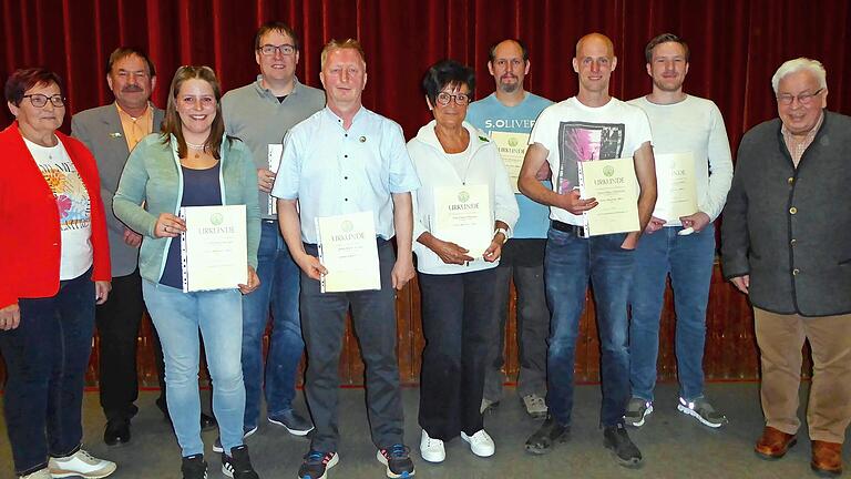 Hohe Auszeichnungen gab es beim Rhönklub-Zweigverein Oberbach: (von links) 2. Vorsitzende Maria Rüttiger, 1. Vorsitzender Roland Heublein, das „grüne Band der Rhön“ erhielten Rebekka Rüttiger, Andreas Fuß, Irmgard Rüttiger, Christian Girz, Tobias ...       -  Hohe Auszeichnungen gab es beim Rhönklub-Zweigverein Oberbach: (von links) 2. Vorsitzende Maria Rüttiger, 1. Vorsitzender Roland Heublein, das „grüne Band der Rhön“ erhielten Rebekka Rüttiger, Andreas Fuß, Irmgard Rüttiger, Christian Girz, Tobias Schuhmann und Florian Heublein. Das Goldene Klubabzeichen bekam Marko Bramer (5. von links). Der Präsident des Gesamt-Rhönklubs Jürgen Reinhardt (rechts) nahm die Ehrungen vor.