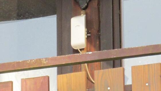 Unscheinbar aber stark: Hinter diesem kleinen Kästchen versteckt sich eine Antenne des Freifunk Franken Teams, dass die Hauptstraße in Haßfurt mit Wlan versorgt. Unscheinbar aber stark: Hinter diesem kleinen Kästchen versteckt sich eine Antenne des Freifunk Franken Teams, dass die Hauptstraße in Haßfurt mit Wlan versorgt.