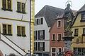 Ingrid Dusolt mit Stöcken am Volkacher Marktplatz. Die Stadträtin hat sich wieder so ein Fahrzeug zugelegt, mit dem sie den schweren Unfall hatte.