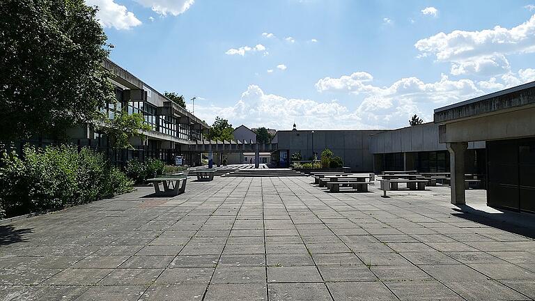 Das Schulzentrum Arnstein mit dem Hallenbad rechts und der Mittelschule links.