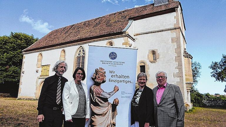 Die Kunigundenkapelle &ndash; ein Denkmal von Wert. Im Bild (von links) Felix Tannenberg, Elisabeth Balk, Astrid Kramny-Schlegelmilch und Manfred Deppisch bei der Übergabe des Förderbescheids.