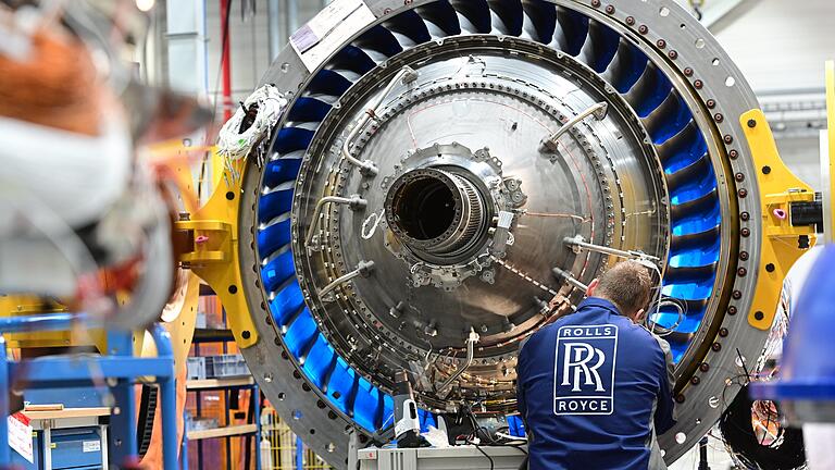 Einblick in die Produktion eines Flugzeug-Triebwerks in einem Werk von Rolls Royce.