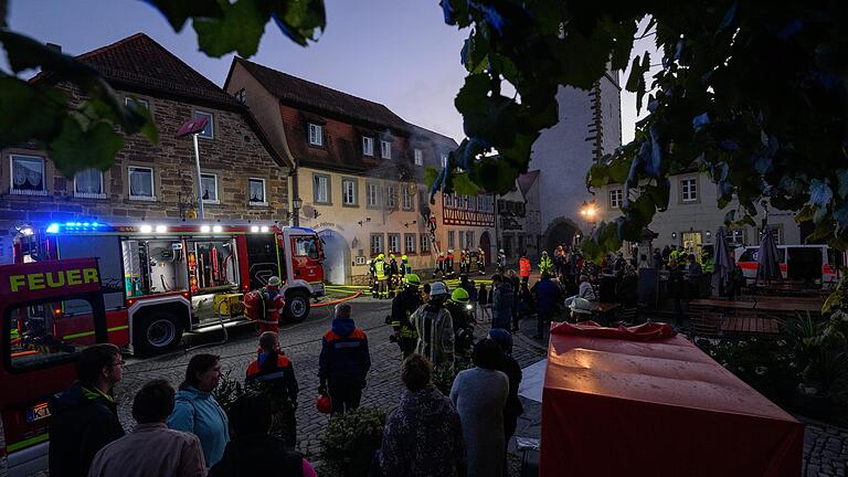 Zahlreiche Schaulustige aus der Umgebung waren in die Prichsenstädter Altstadt gekommen, um das großangelegte Spektakel zu verfolgen.