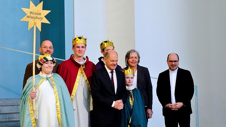 Die Sternsinger Noah (16 Jahre), Anton (15), Michel (14) und Fabian (11) sowie Begleiterin Monika Jacob aus der Pfarrei St. Ludwig in Marktbreit vertraten das Bistum Würzburg am Montagnachmittag beim Sternsinger-Empfang von Bundeskanzler Olaf Scholz zur 66. Aktion Dreikönigssingen.