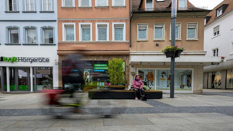 Wie kann eine positive Zukunft der Schweinfurter Innenstadt (im Bild die Spitalstraße) aussehen? Die Wirtschaftsjunioren setzen dabei vor allem auf studentisches Leben.