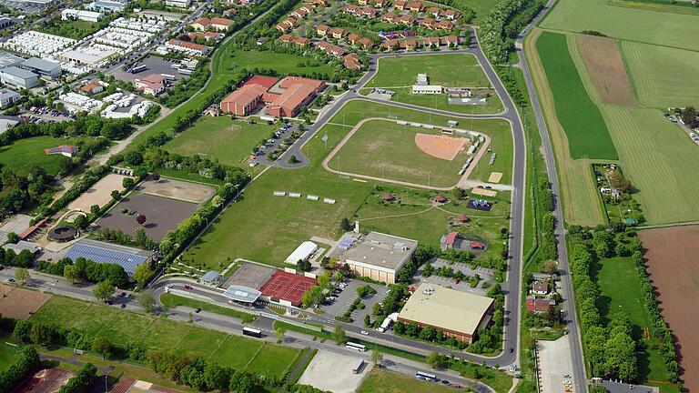 Auf dem Luftbild ist rechts die Heeresstraße zu sehen, die zukünftig Yorktown Village (oben im Bild) und das Kessler Field erschließt. Die Floridastraße wird dann zurückgebaut.