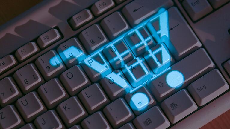 Das Symbol eines Einkaufskorbs leuchtet auf einer Tastatur - Augen auf beim Onlinekauf: Fake-Shops locken mit günstigen Preisen, liefern aber oft nicht. Das Symbol eines Einkaufskorbs leuchtet auf einer Tastatur - Augen auf beim Onlinekauf: Fake-Shops locken mit günstigen Preisen, liefern aber oft nicht.