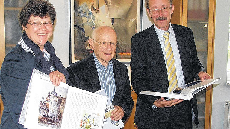 Endlich fertig: Verlagsleiter Paul-Thomas Hinkel (rechts) überreicht Mäzen Dr. Ottmar Wolf und Bürgermeisterin Irmgard Krammer die ersten Exemplare der neuen Stadtchronik.