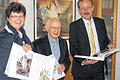 Endlich fertig: Verlagsleiter Paul-Thomas Hinkel (rechts) überreicht Mäzen Dr. Ottmar Wolf und Bürgermeisterin Irmgard Krammer die ersten Exemplare der neuen Stadtchronik.