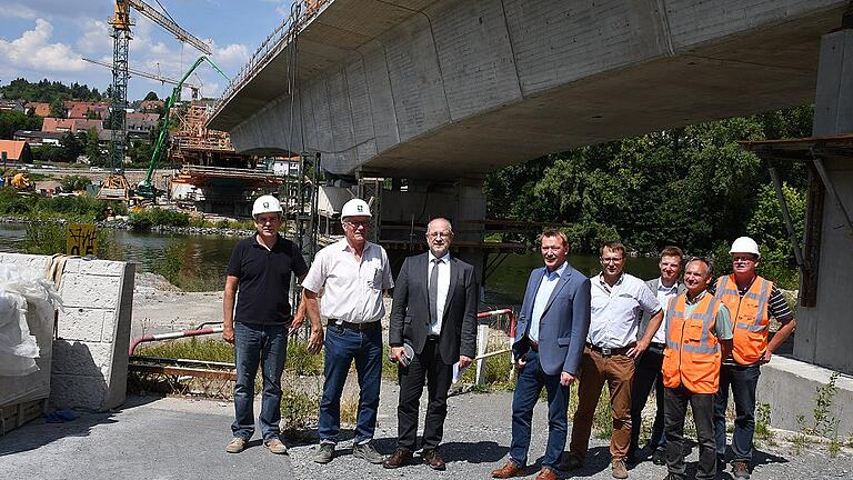 Baustellentermin: Heiko Scherner (v.l.) und Rainer Martin vom Bauunternehmen Gerdum und Breuer sowie Michael Fuchs vom Staatlichen Bauamt informierten über den Fortgang der Arbeiten an der Neuen Mainbrücke. Mit dabei Bürgermeister Peter Juks, Bauamtsleiter Jens Pauluhn, Eric Brückner und Hans-Werner Tschall vom Staatlichen Bauamt und Frank Wabra von der externen Bauüberwachung.