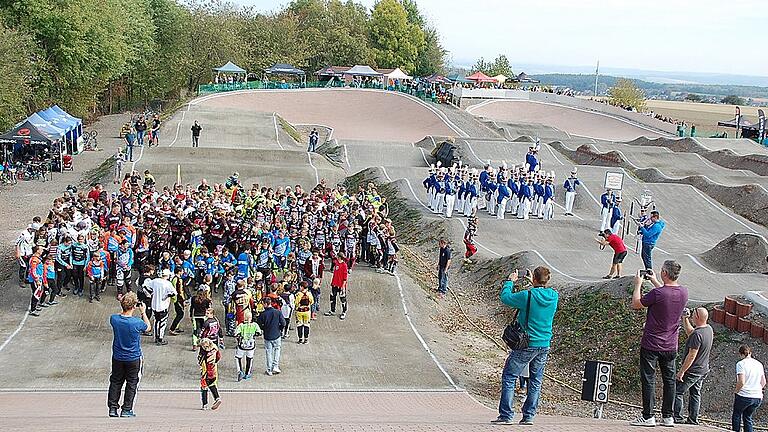 Die Sportler und der Spielmannszug Esselbach zogen über die Bahn. Die Sportler und der Spielmannszug Esselbach zogen über die Bahn.