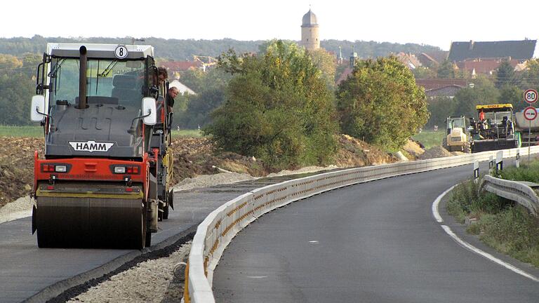 Nachdem die Bauarbeiten für die Überholstreifen auf der B 286 bei Alitzheim (im Bild) und bei Oberspiesheim abgeschlossen sind,&nbsp; soll es nun im Abschnitt zwischen Unterspiesheim und Schwebheim weitergehen.