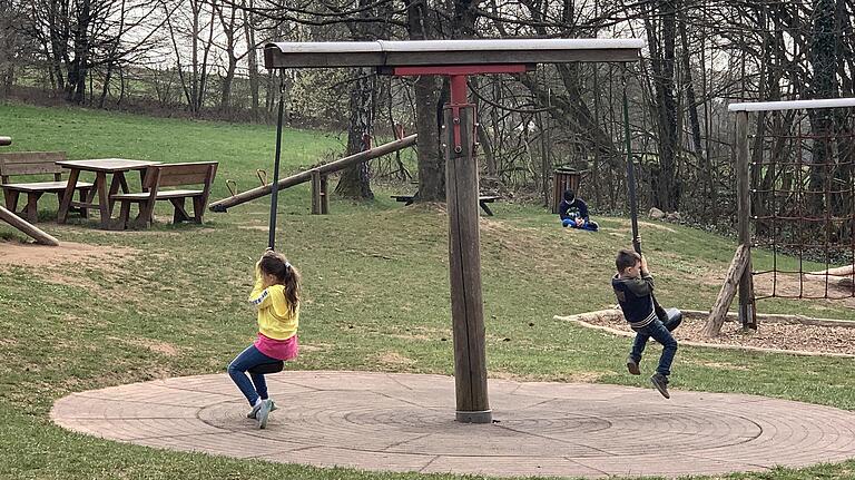 Der Spielplatz am Wildpark in Schollbrunn ist schön schattig im Wald gelegen.