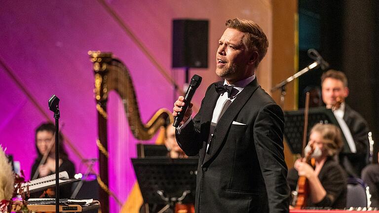 Sänger und Entertainer Tom Gaebel beim Benefizkonzert 'My Way - A Tribute To Frank Sinatra'zugunsten der Würzburger Tafel im Congress Centrum Würzburg.