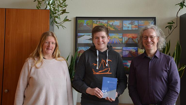 Mathematiklehrkraft Anja Schubert und Außenstellenleiter Martin Reisinger freuen sich mit Hannes Back über den Erfolg beim Landeswettbewerb Mathematik.