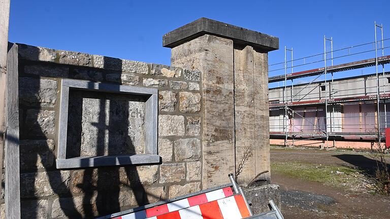 Ein Torpfeiler und ein verwittertes Firmenschild bleibt in Erinnerung an das frühere Steinwerk Spenkuch erhalten. Ein Torpfeiler und ein verwittertes Firmenschild bleibt in Erinnerung an das frühere Steinwerk Spenkuch erhalten.