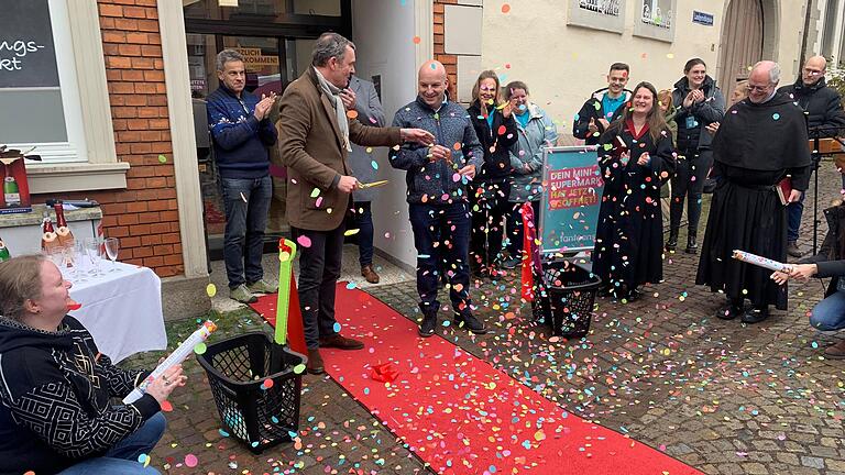 14. Dezember 2023: Nach zehn Jahren ohne Supermarkt in der Innenstadt öffnet der Tante Enso am Münnerstädter Anger. Nach gut 100 Tagen zieht das Unternehmen ein positives Resümee.       -  14. Dezember 2023: Nach zehn Jahren ohne Supermarkt in der Innenstadt öffnet der Tante Enso am Münnerstädter Anger. Nach gut 100 Tagen zieht das Unternehmen ein positives Resümee.