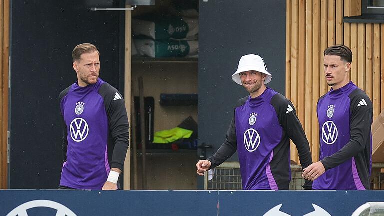 Nationalmannschaft in Herzogenaurach.jpeg       -  Alltag in der Mannschafts-WG: Torwart Oliver Baumann, Thomas Müller und Robin Koch kommen zum Training.