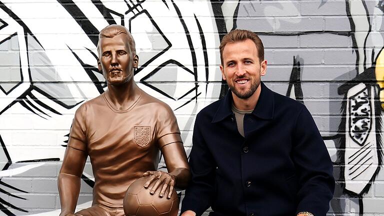 Harry-Kane-Statue in London       -  Harry Kane bei der Enthüllung seiner Statue im Londoner Stadtteil Walthamstow