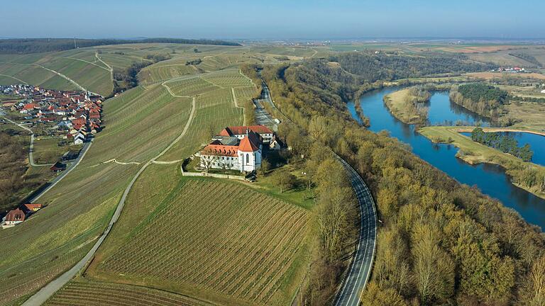 Blick von oben auf die Vogelsburg. Linker Hand zu sehen ist der Volkacher Ortsteil Escherndorf. Blick von oben auf die Vogelsburg. Linker Hand zu sehen ist der Volkacher Ortsteil Escherndorf.
