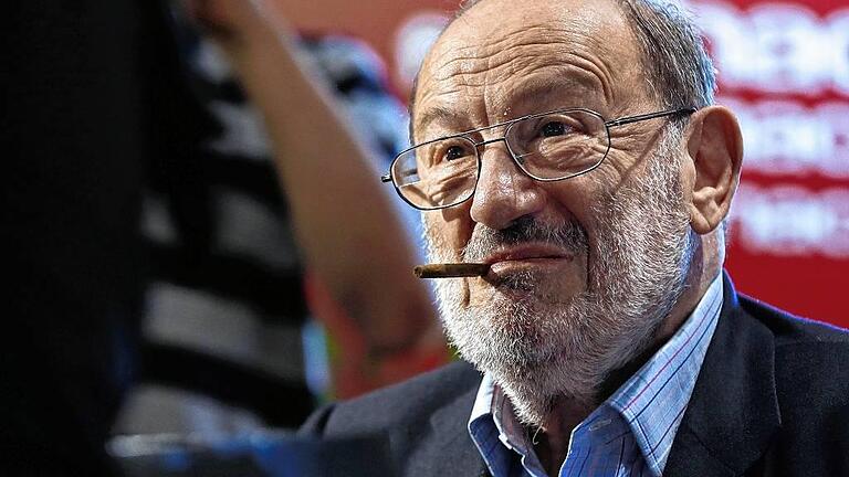 FILES-FRANCE-LITERATURE-ECO-OBIT       -  Umberto Eco im Mai 2015 beim Signieren seines letzten Romans &bdquo;Nullnummer&ldquo;.