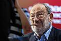 FILES-FRANCE-LITERATURE-ECO-OBIT       -  Umberto Eco im Mai 2015 beim Signieren seines letzten Romans &bdquo;Nullnummer&ldquo;.