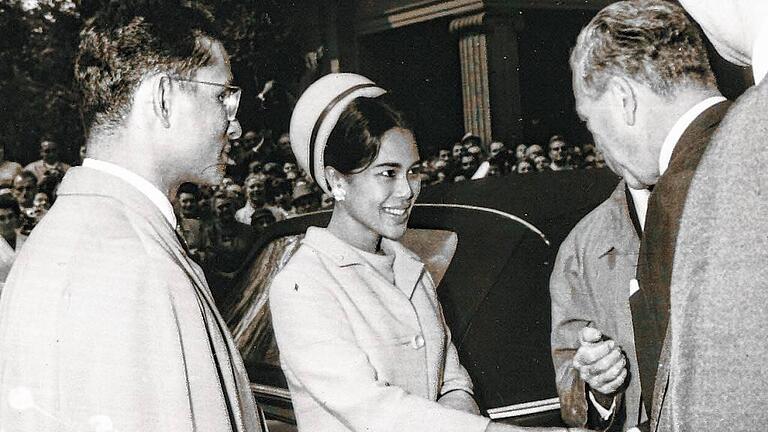 kg- Bhumibol und Sirikit 1966 Foto Stadtarchiv Bad Kissingen       -  Eine Unmenge Schaulustiger war am 25. August 1966 vor dem Kurhaushotel zusammengekommen, um bei der Begrüßung des thailändischen Königspaares Bhumibol (links) und Sirikit (Mitte) durch Oberbürgermeister Hans Weiß (rechts)  dabei zu sein. Foto:  Stadtarchiv Bad Kissingen