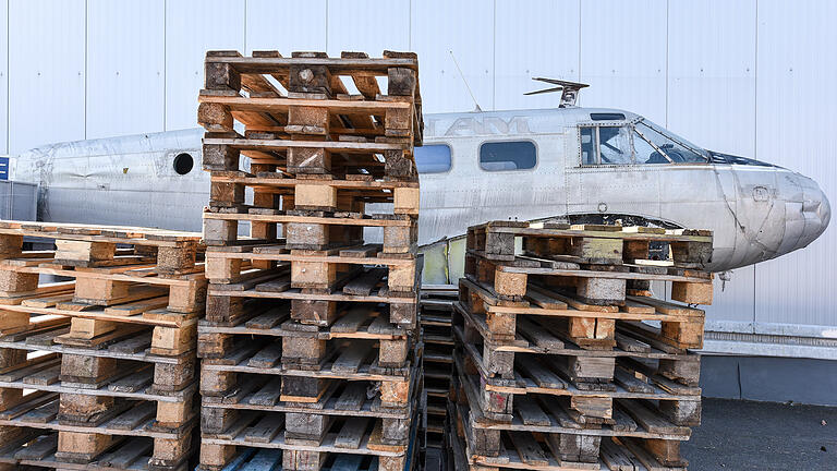 ARCHIV: Die Firma Private Wing stellt Möbel aus Flugzeugteilen her.