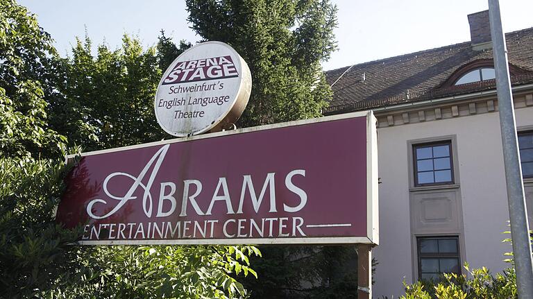 Der Abrams Club war das ehemalige Offizierskasino der US-Armee. Er gehört der Stadt und steht leer. Wäre das Gebäude eine Möglichkeit, dort ein Kunst- und Kulturhaus mit Proberäumen einzurichten? Ein Vorschlag aus der SPD-Kulturkonferenz, der bisher aber noch nie diskutiert wurde.