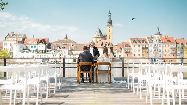 Ein wunderschönes Ambiente für den schönsten Tag im Leben eines Brautpaares: An sechs Terminen kann ab diesem Jahr am Kitzinger Stadtbalkon geheiratet werden. Ein wunderschönes Ambiente für den schönsten Tag im Leben eines Brautpaares: An sechs Terminen kann ab diesem Jahr am Kitzinger Stadtbalkon geheiratet werden.