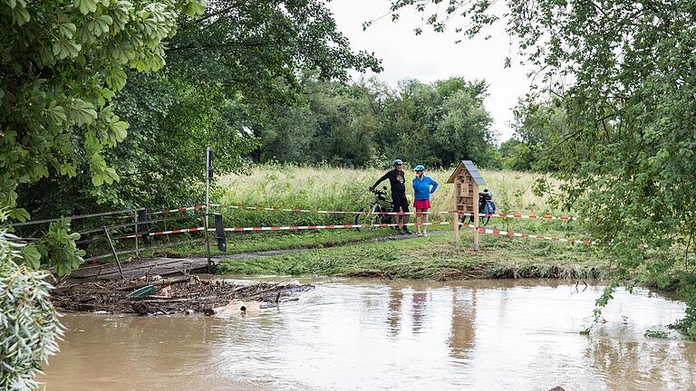 Beim elementaren Hochwasser im Juli 2021 rissen die Wassermassen auch eine Fußgängerbrücke über die Schwarzach und Teile der Uferbefestigung mit.