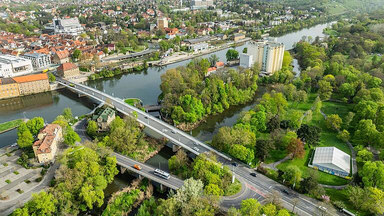 Luftbild der bestehenden Maxbrücke über den Main in Schweinfurt. Rechts im Bild die Cramer-Insel und ein Teil des Naturschutzgebietes Saumain.